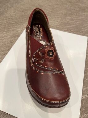 L'ATISTE Brown Leather Slip-On Heels with Embossed Logo excellent condition